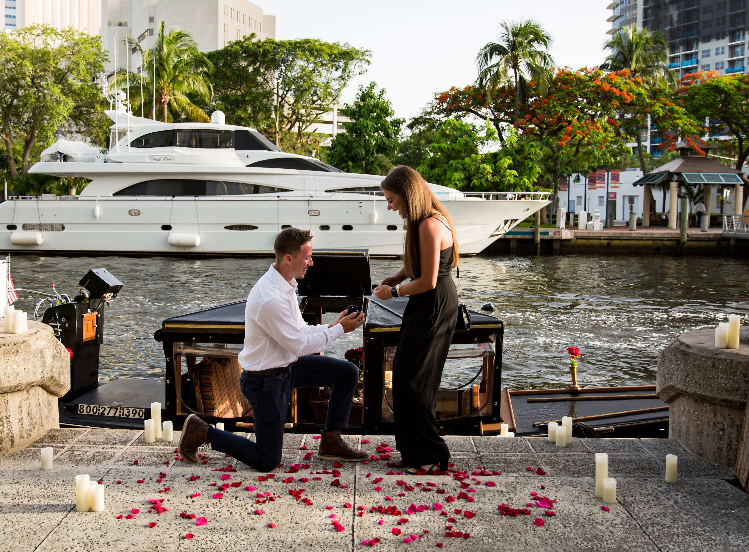 Proposal on a gondola decorated with flowers and candles